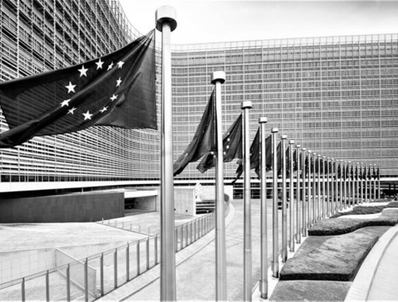 European-Union Πως η Κομισιόν χρηματοδοτεί τη “διάλυση” της ΕΕ